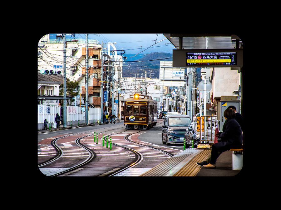 Kereta Randen melintasi jalanan Kyoto